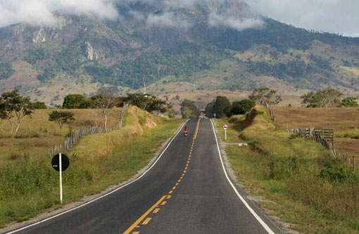 Governador inaugura estrada recuperada em Itarantim e Potiraguá