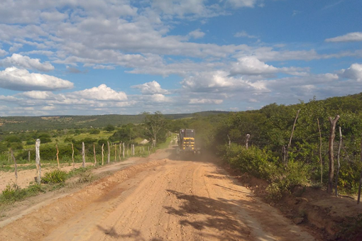 Prefeitura de Brumado recupera trecho de estrada em comunidade rural