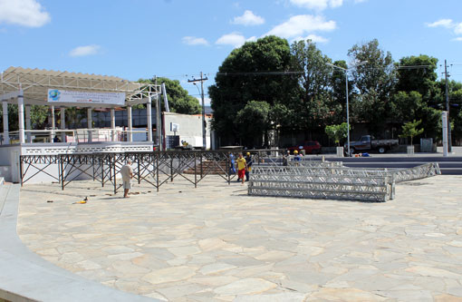Brumado: Começa a montagem do palco para a festa do aniversário do município