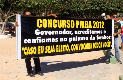 Excedentes do Concurso da Polícia Militar de 2012 realizam manifestação em Guajeru