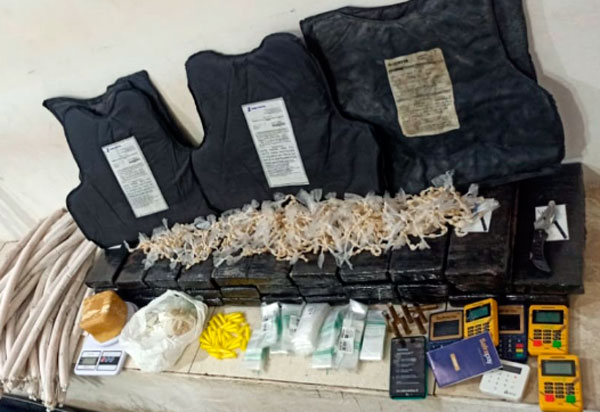 Conquista: Explosivos e 32 kg de maconha são localizados em imóvel