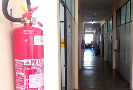Primando pela segurança extintores de incêndio são instalados nas dependências da Câmara Municipal de Vereadores de Brumado