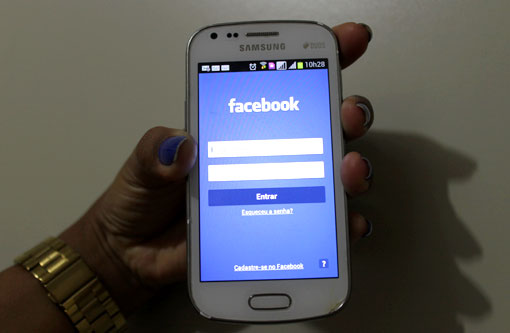 Cerca de 30% dos usuários acessam o Facebook somente pelo celular