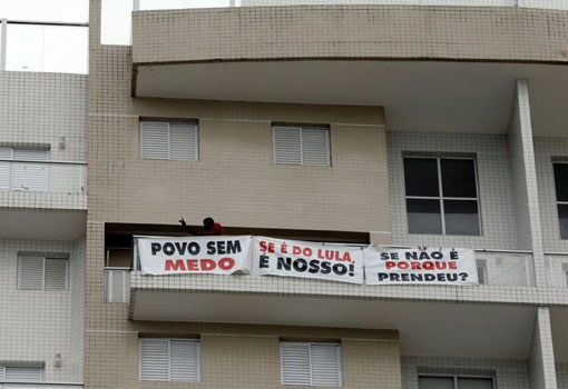 Triplex atribuído a Lula é leiloado por R$ 2,2 milhões