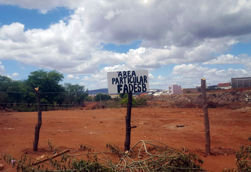 Após prefeitura de Brumado abrir rua, Fadesb cerca área alegando ser proprietária do terreno