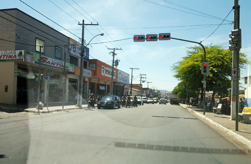 Brumado: Sem faixas de pedrestes, motoristas e populares enfrentam dificuldades no trânsito