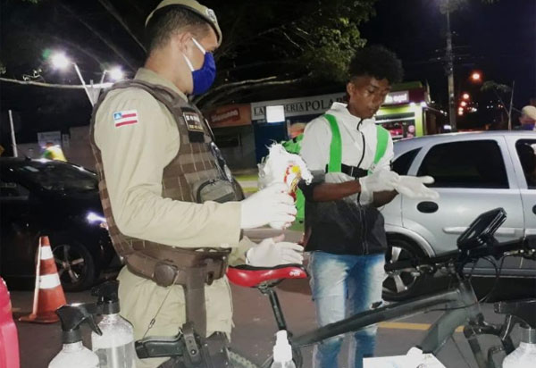 Conquista: Blitz diferente do Esquadrão Falcão distribui máscaras e luvas