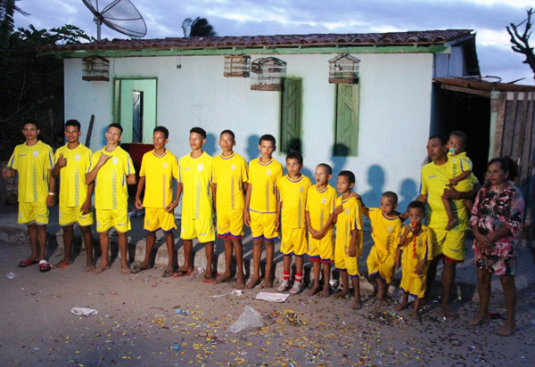 Em tributo a ex-jogadores, casal com 13 filhos com nomes iniciados com a letra 'R', espera 14º menino e quer 'manter tradição'