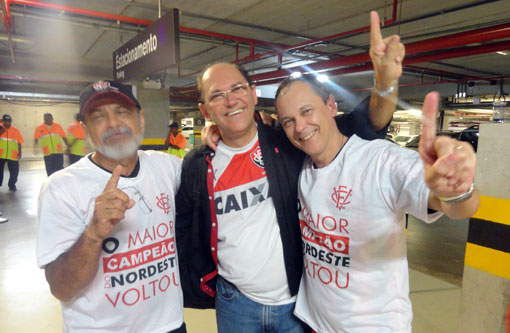 Familiares parabenizam Manoel Matos, vice-presidente do Vitória, pelo acesso do time a Série A