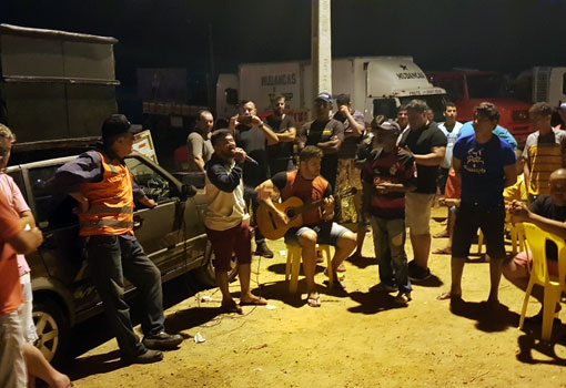 Fann Estourado faz roda de viola com motoristas que estão em manifestação em Brumado