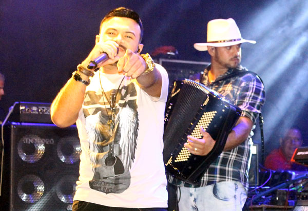 Brumado: Fann Estourado se destaca mais uma vez e faz grande show no São Pedro do Bairro Olhos D'água