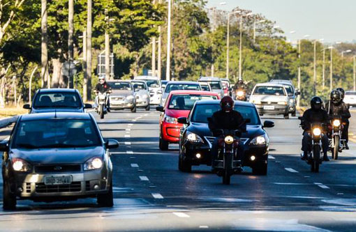 Uso do farol baixo em rodovias é obrigatório a partir de hoje