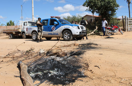 Brumado: Moradores da Comunidade Tanquinho bloqueiam estrada em protesto