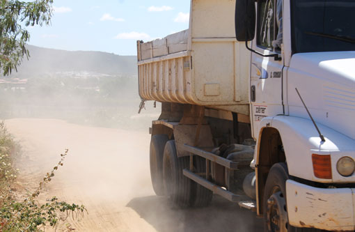 Brumado: Moradores da Comunidade Tanquinho bloqueiam estrada em protesto