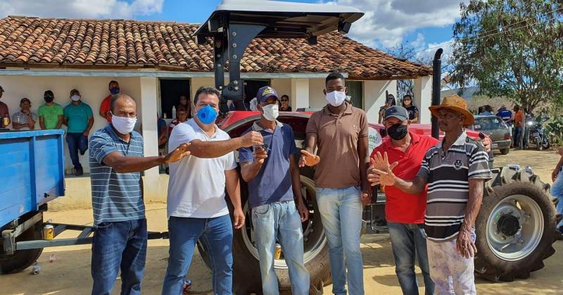 Deputado Marquinho Viana entrega trator agrícola na Associação de Cajazeiras, em Iramaia