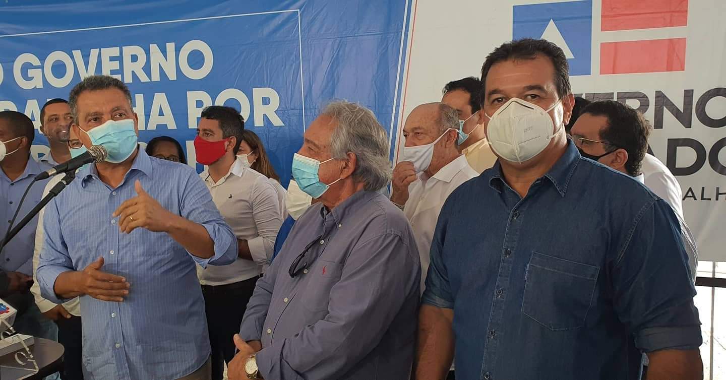 Deputado Marquinho Viana acompanha Rui Costa na entrega de vans para os consórcios municipais de saúde