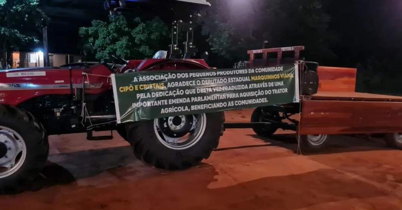 Deputado Marquinho Viana entrega trator agrícola em Caculé