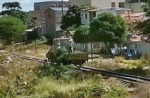 Brumado: Em nota, FCA esclarece foto onde leitor diz que a empresa estaria jogando entulho em via do Centro