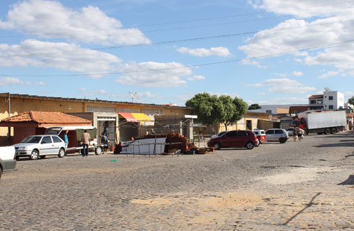 Brumado: Barraqueiros são retirados da calçada do Derba para construção de vagas de estacionamento