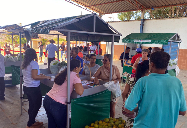 Agricultores familiares reativam feira verde em Presidente Jânio Quadros 