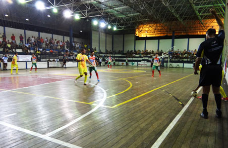 Brumadense de Futsal: Ibar e Feirense saem na frente na disputa de semi-finais
