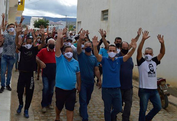 Pré-candidato a prefeito de Ituaçu participa de evento com aglomeração