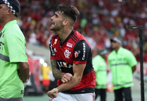 Flamengo sai atrás, vira e tem a vantagem na semifinal da Sul-Americana