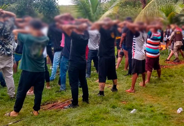 Polícia Militar encerra festa com mais de 60 jovens na zona rural Brumado