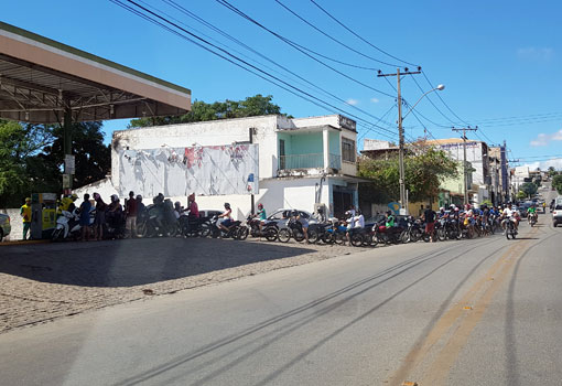 Brumado: após três dias do fim da paralisação dos caminhoneiros, ainda há filas para abastecimento em postos de combustíveis