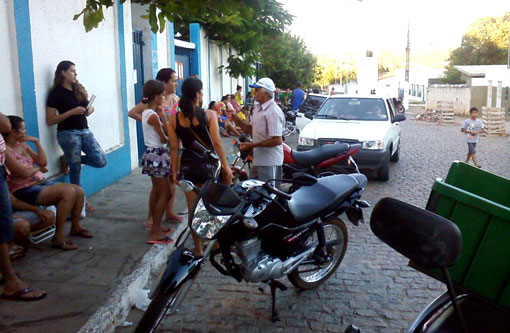 Brumado: Pais amanhecem o dia na fila para garantir matrícula no CMEAS