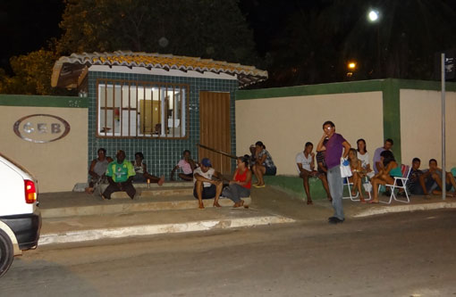 Brumado: Pais e Alunos também dormem em frente ao CEB para garantirem vagas no matutino