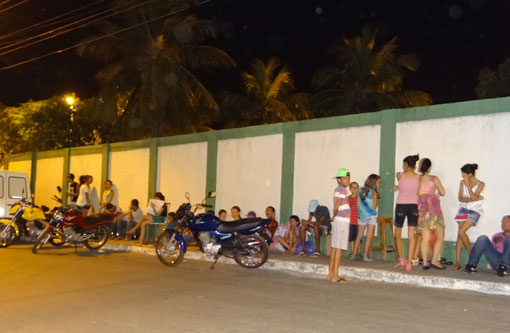 Brumado: Pais e Alunos também dormem em frente ao CEB para garantirem vagas no matutino