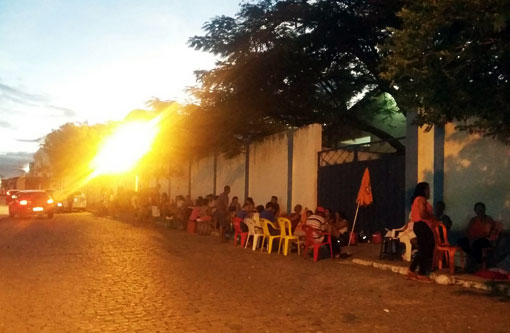 Brumado: Pais e alunos formam filas para garantir vaga no turno matutino do CMEAS