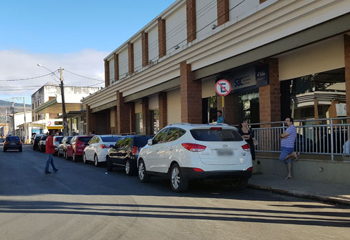 Brumado: fila para abastecimento se estendeu até a noite; nova fila já se forma em outro posto