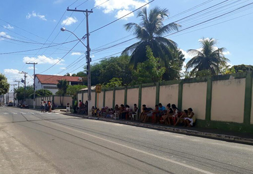 Brumado: fila começa a ser formada para matrículas na Rede Estadual de Ensino 
