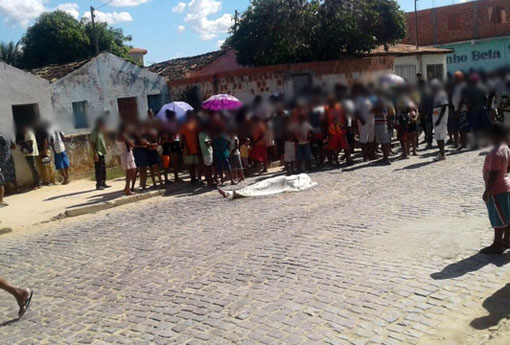 Homem mata a própria mãe a facadas em Carinhanha