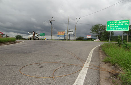 Brumado: Cabos da rede elétrica da Coelba caem na BA-262
