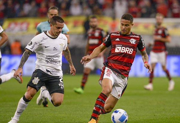Duelo Flamengo x Corinthians define 1º semifinalista da Libertadores
