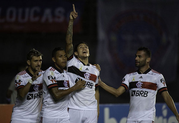 Flamengo goleia Bahia por 5x3 em Pituaçú