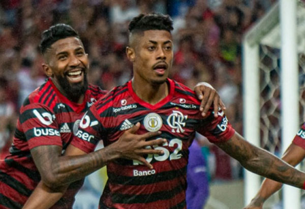 Flamengo vence Fluminense e aumenta distância para o Palmeiras