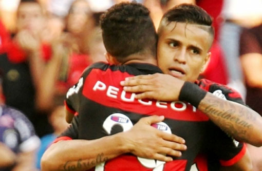 Flamengo goleia Vitória em Manaus por 4x0