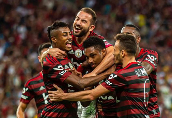 Flamengo vence Atlético Mineiro e amplia vantagem no Brasileiro