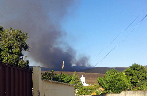 Ituaçu: População e voluntários tentam conter incêndio na Serra do Rio da Água Preta