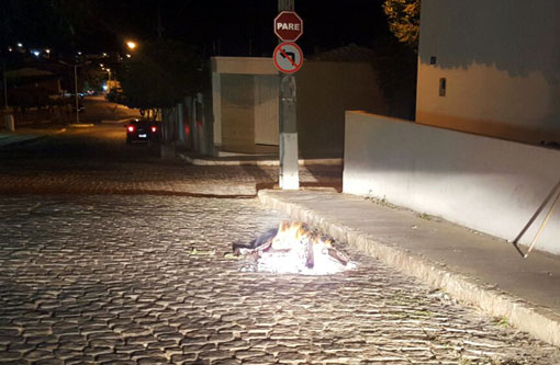 Mantendo a tradição, brumadenses acendem fogueira para Santo Antônio