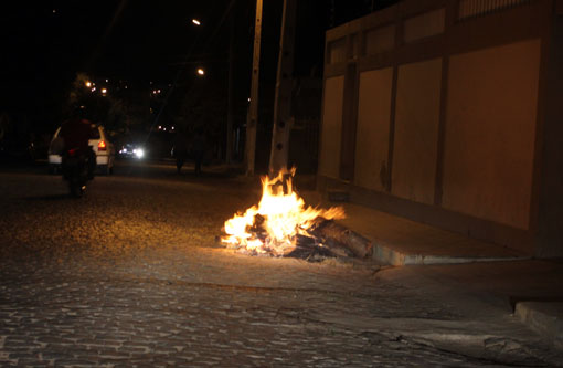 Brumadenses mantém tradição e acendem fogueira em homenagem a São Pedro