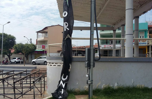 Brumado: Faixa com a frase “Fora Cunha’ está exposta na Praça da Prefeitura