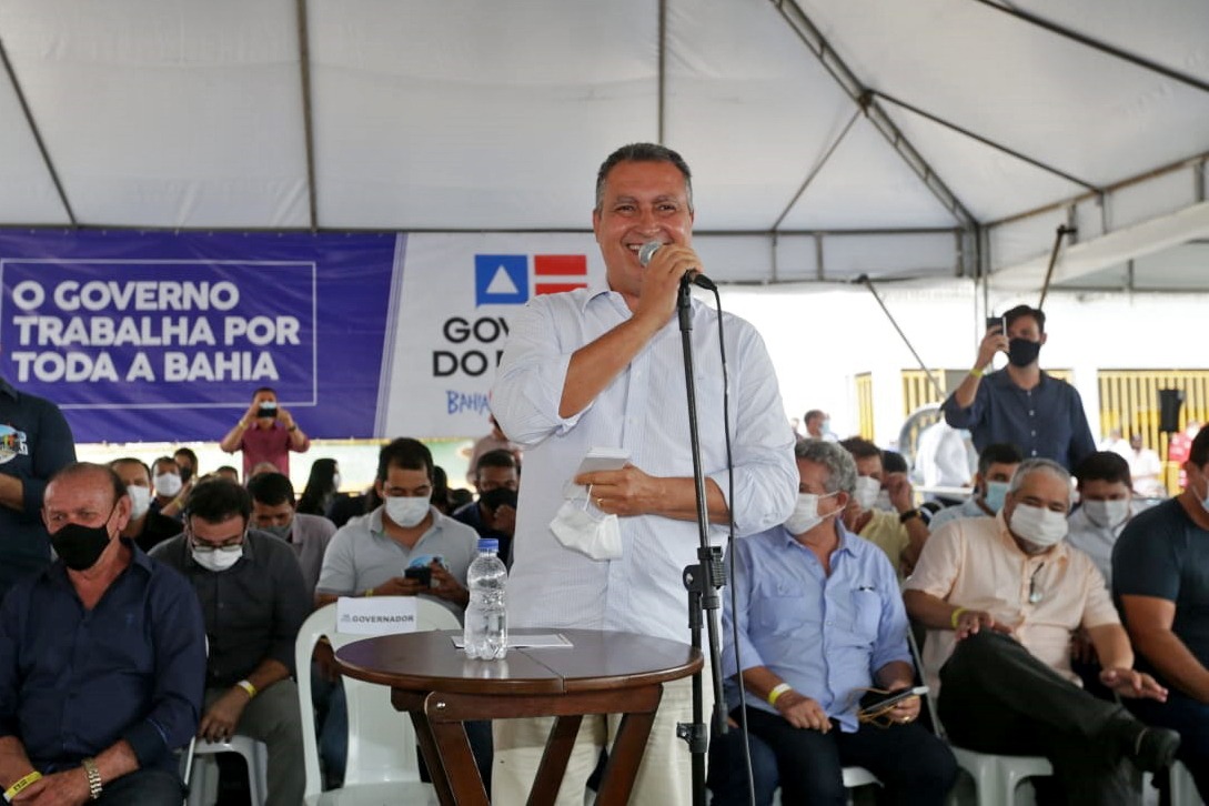 Em Caculé, Rui autoriza nova escola e anuncia obras hídricas e de urbanização