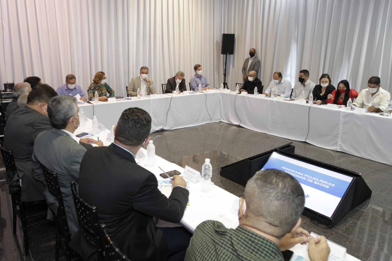 Governador reúne prefeitos e discute eficiência na gestão das policlínicas regionais