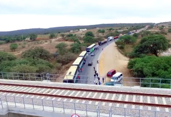 Tanhaçu: Motoristas de transportes alternativos bloquearam a BA -142 em protesto a lei sancionda por Bolsonaro