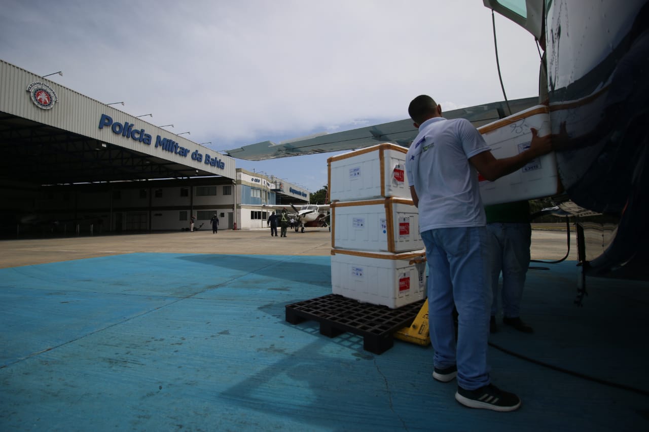 Bahia: Mais 495 mil vacinas contra covid-19 são transportadas pelo Estado